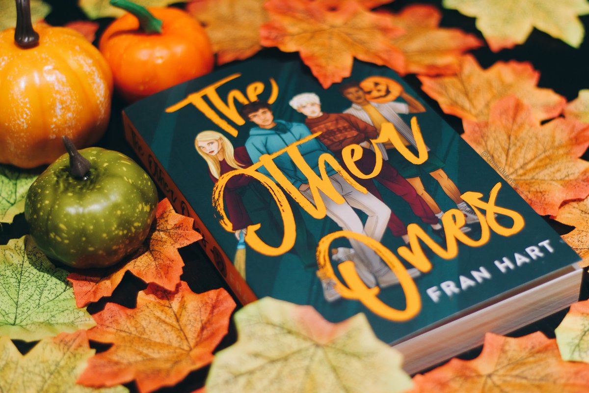 A beautifully wholesome story of first love, family, and friendships between a bunch of self-proclaimed misfits, all tied together with a light ghostly twist 🧡🎃 Thank you @chickenhsebooks for my copy! Huge congrats @FranHartBooks 🥰 Read my review! ⬇️ bit.ly/3VYB3WW