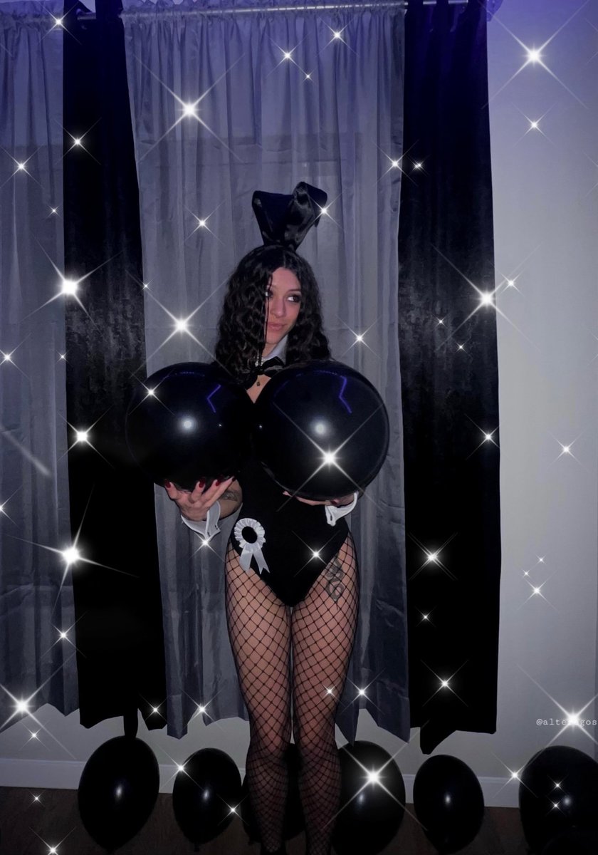 Raveoline's tweet photo. Obsessing over my playboy bunny costume 🐰🖤 #playboy #Halloween2022 #playboybunny https://t.co/kH1TVrpiNX
