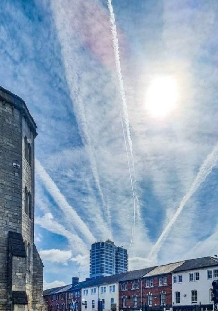 ¿Recordáis cuando de niños pintábamos las nubes así?

Yo tampoco.
😐