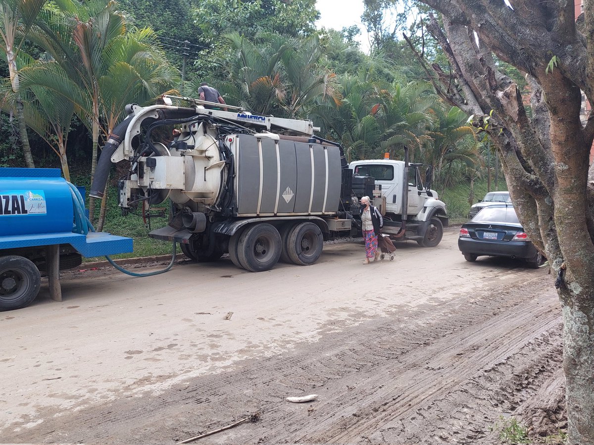 FlacoDeLasRedes's tweet photo. ¡La unificación de esfuerzo es esencial para atender las zonas afectadas por las lluvias! Alcaldía de Guaicaipuro, Gobernación de Miranda, Guardia Nacional, Vpte. de Obras y Servicios Públicos apoyando al municipio #Carrizal, un trabajo mancomunado con el ejecutivo municipal https://t.co/WnTLX3lJ3i