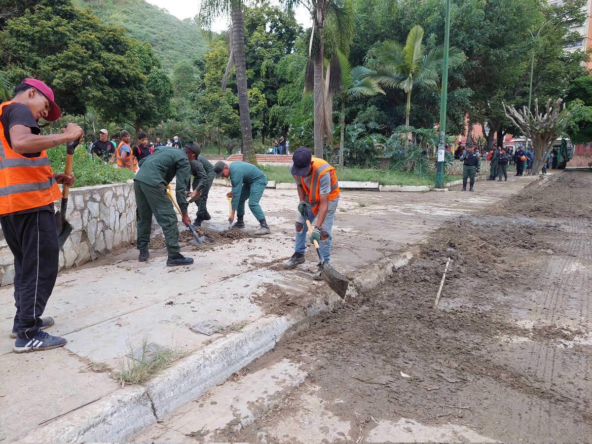 ¡La unificación de esfuerzo es esencial para atender las zonas afectadas por las lluvias! Alcaldía de Guaicaipuro, Gobernación de Miranda, Guardia Nacional, Vpte. de Obras y Servicios Públicos apoyando al municipio #Carrizal, un trabajo mancomunado con el ejecutivo municipal