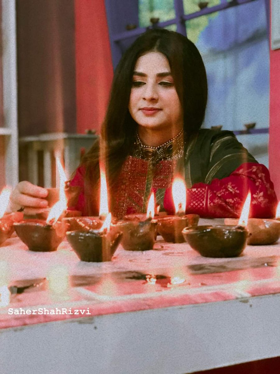 ٻئي ويٺا رُوَنِ، ڏُکي ڏُونگَرَ پاڻَ ۾،
ڪنهن کي ڪِينَ چَوَنِ، منجهن جو پِريتڻو.

شاھ