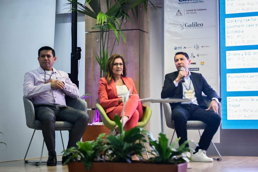 AndresHurtadoL's tweet photo. Agradezco a @uccibaguespinal y su directora regional @Patoizquierdo por la invitación como ponente a este 'V Bienal Internacional de Ingeniería #Biing22' compartiendo con colegas y profesionales del futuro las ideas y visiones de desarrollo para #Ibagué. https://t.co/mKg8f6Rq6E