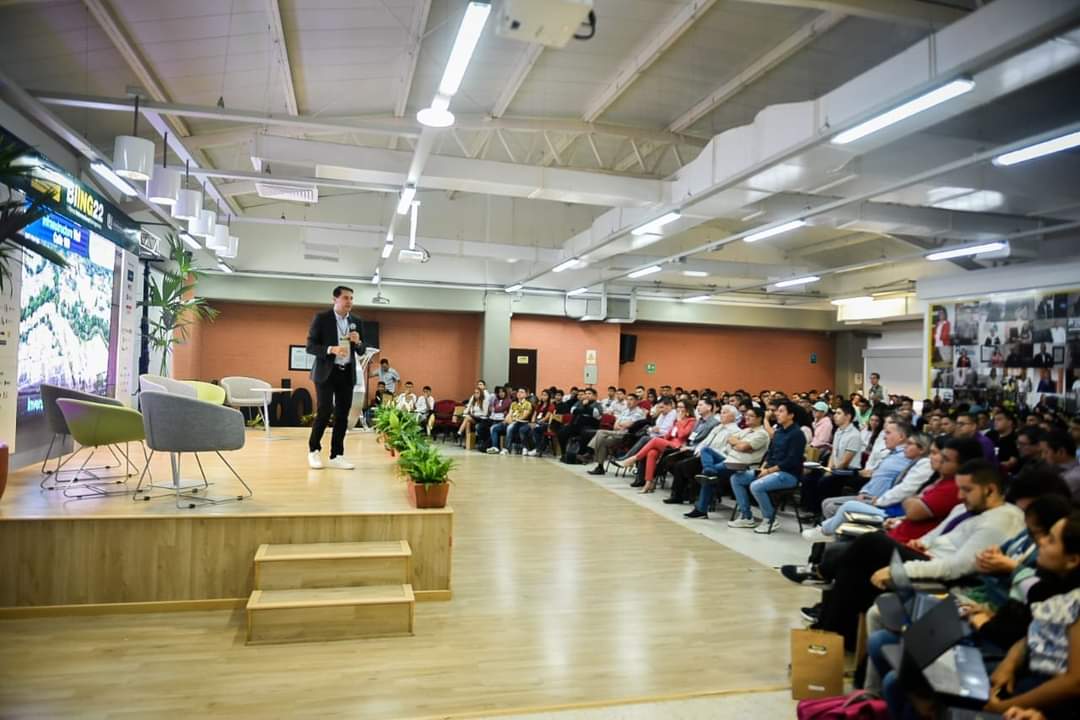 AndresHurtadoL's tweet photo. Agradezco a @uccibaguespinal y su directora regional @Patoizquierdo por la invitación como ponente a este 'V Bienal Internacional de Ingeniería #Biing22' compartiendo con colegas y profesionales del futuro las ideas y visiones de desarrollo para #Ibagué. https://t.co/mKg8f6Rq6E