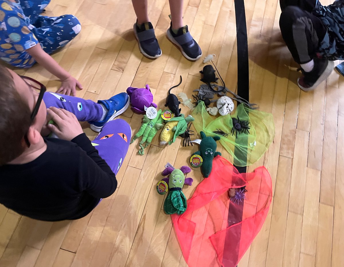 MapleGlenHPE's tweet photo. Halloween Fitness relays- what could be scarier than Veggies? 😆🎃👻💀 https://t.co/MUajBJf3Yu