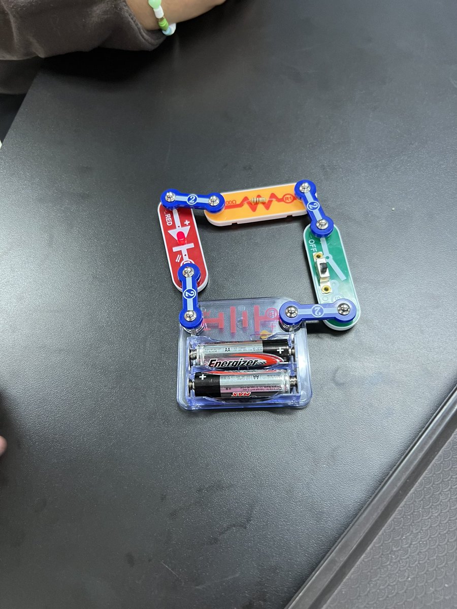 KayCole13's tweet photo. Students @HBMS_Warriors in 6th Science exploring the physical properties of metals, non-metals and metalloids and electric conductivity with snap circuits. @FBISDSTEM @FBISDscience @LearningVerizon @SnapCircuits https://t.co/oHLjCTQcNX