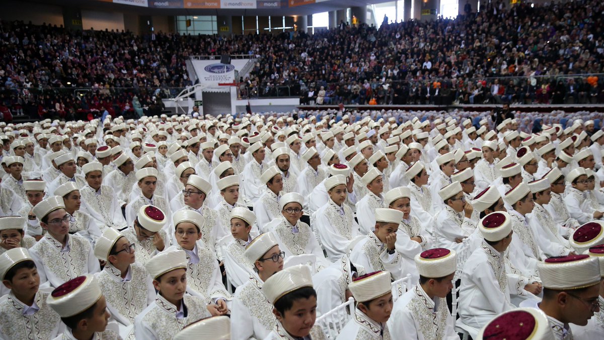 📸 | Kayseri'de hafızlık eğitimlerini tamamlayan 800 talebe için icazet merasimi düzenlendi.