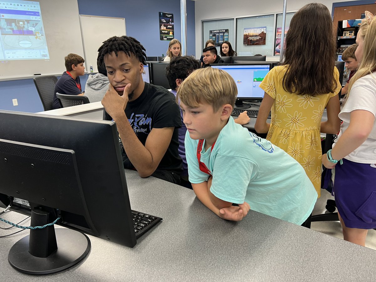 MrsColbertVME's tweet photo. We had the BEST time at @LWTHSMustangs today! Our students were fascinated with all the cool things you can learn and do there! Thank you! @collierschools @5thVME @VMEPatriots #UnleashGreatness https://t.co/iA6a196Udw