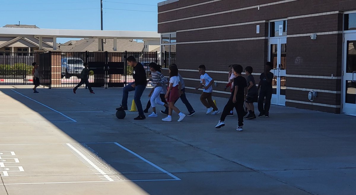 MrsHardin6's tweet photo. Soccer with our Switchman...Sweet! #cooldad  @taracruz_ @HumbleISD_CE https://t.co/wfByTNhggl