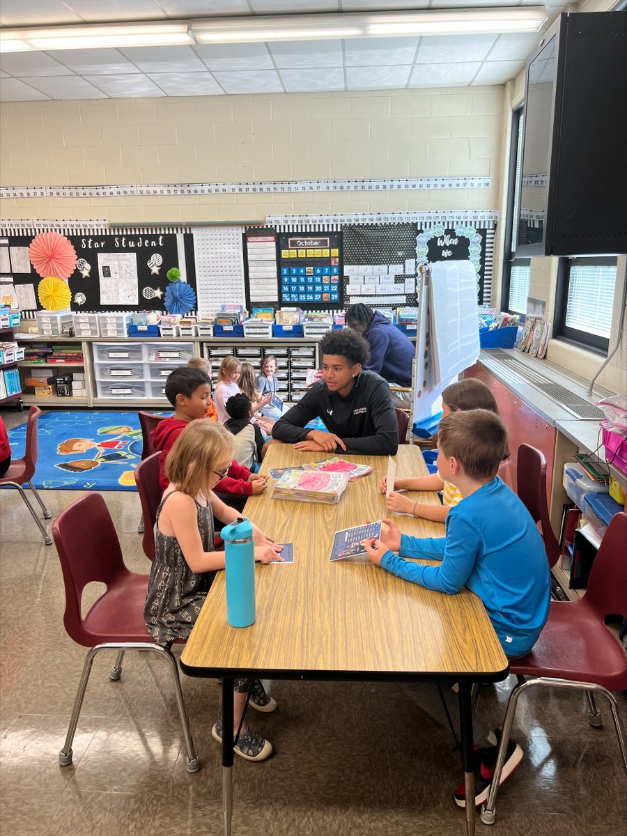 kentstsaac's tweet photo. @KentStMBB read to our 28th classroom of the semester yesterday! This semester @KentStAthletics teams have given out over 600 @secondandseven books to local 2nd graders! @HelperHelperApp #Flashesgiveback https://t.co/2Mzl1PRHyH
