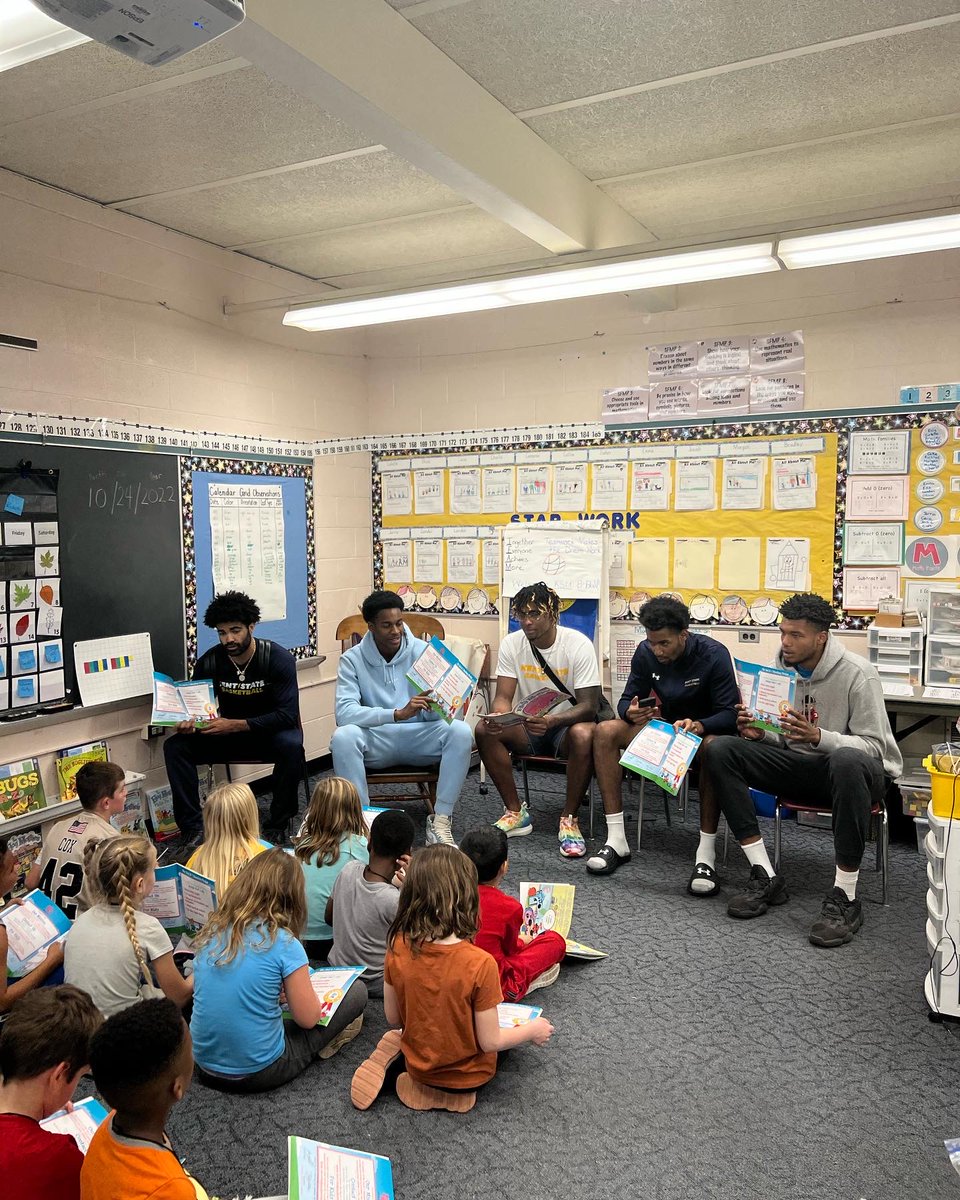 kentstsaac's tweet photo. @KentStMBB read to our 28th classroom of the semester yesterday! This semester @KentStAthletics teams have given out over 600 @secondandseven books to local 2nd graders! @HelperHelperApp #Flashesgiveback https://t.co/2Mzl1PRHyH