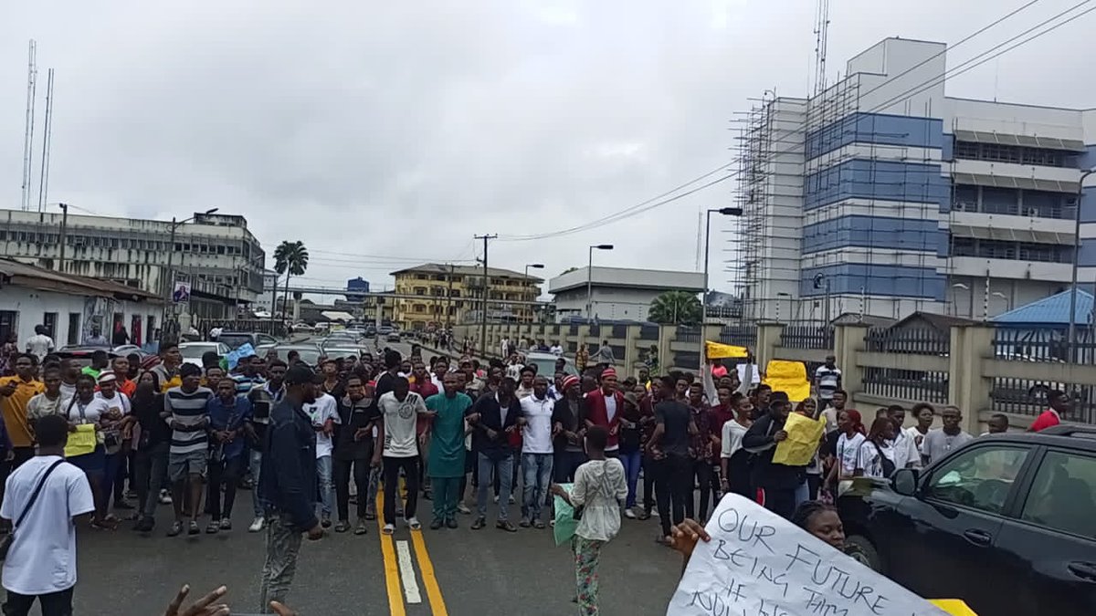 TreasureAlamina's tweet photo. Rivers State University students carried out a peace walk 🥺
The final year students were denied access to write their exams 😭😭
After all the sufferings students and families must have gone through 💔
Help!! Help!!!
#Educationmustbefree
#nofeesnoexaminrsu 
@GovWike 
@PeterObi https://t.co/MvS3xVLqYe