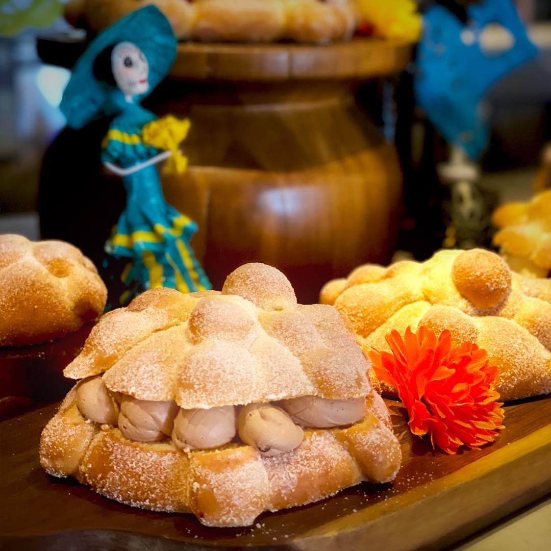 HyattRegencyGDL's tweet photo. Ya tenemos nuestro tradicional #PanDeMuerto a la venta hasta el 2 de Noviembre. Tienes que probarlo.

NATURAL (500 GRS)  $220.
RELLENO (500 GRS) CHOCOLATE O QUESO CON ZARZAMORA $280.
SAMPLER 3 piezas de cada uno (170 GRS c/u)  $270.

#HyattRegencyAndares #andares #Guadalajara https://t.co/mOTAijjTW2