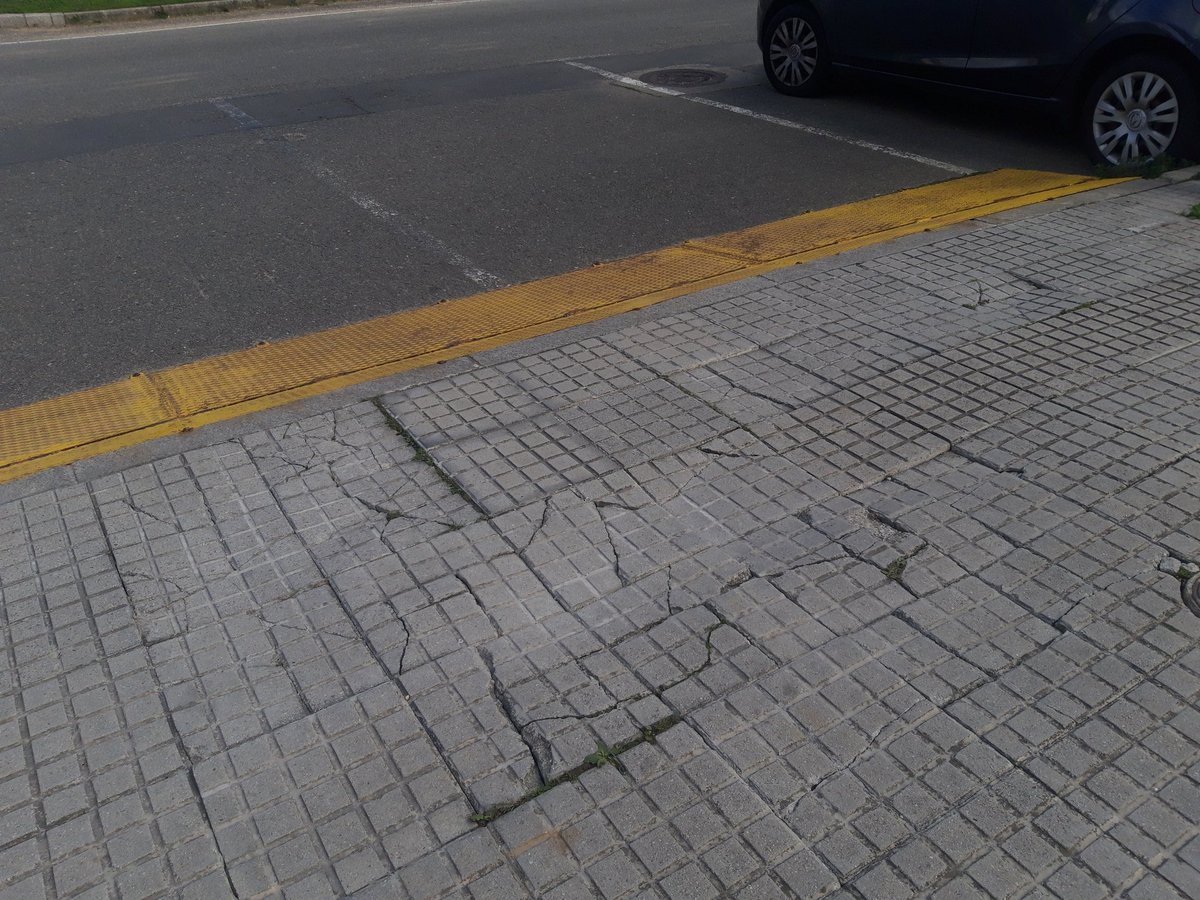 BNGACorunha's tweet photo. Esta tarde @jorqueracaselas reuniuse coa veciñanza do @sector7_coruna. Grazas a ela evidenciamos sobre o terreo o palpábel estado de abandono dun barrio moi recente, mais carente de servizos moi básicos para a calidade de vida dxs residentes e cheo de deficiencias ⬇️ https://t.co/5tyUeRIcKH