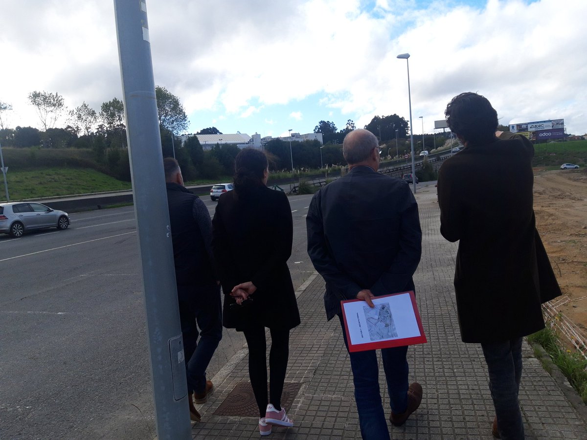 BNGACorunha's tweet photo. Esta tarde @jorqueracaselas reuniuse coa veciñanza do @sector7_coruna. Grazas a ela evidenciamos sobre o terreo o palpábel estado de abandono dun barrio moi recente, mais carente de servizos moi básicos para a calidade de vida dxs residentes e cheo de deficiencias ⬇️ https://t.co/5tyUeRIcKH