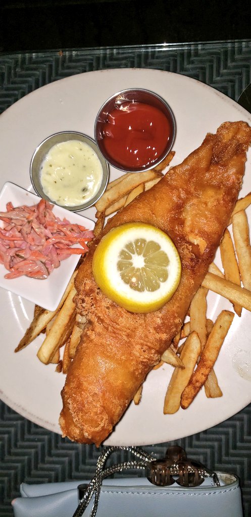 SENSIMILLIEA's tweet photo. #dinnerhour #fishandchips #jalapenopoppers #onceagain https://t.co/akYz0oVRAY
