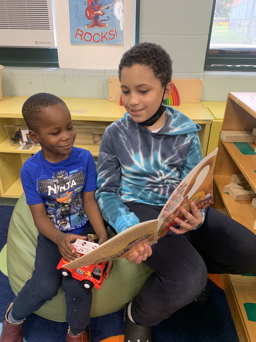 TracyCorcoran13's tweet photo. Great things Happening @YoungWoodsES. Ms. Withers 5th grade class became reading buddies with our Pre-k class. Share the love of reading. @PTU958 @pvdschools @DrWJReilly https://t.co/PJ2UgnmSgt