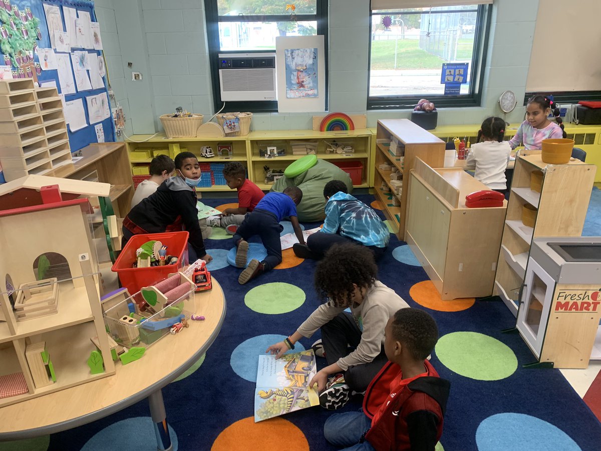 TracyCorcoran13's tweet photo. Great things Happening @YoungWoodsES. Ms. Withers 5th grade class became reading buddies with our Pre-k class. Share the love of reading. @PTU958 @pvdschools @DrWJReilly https://t.co/PJ2UgnmSgt