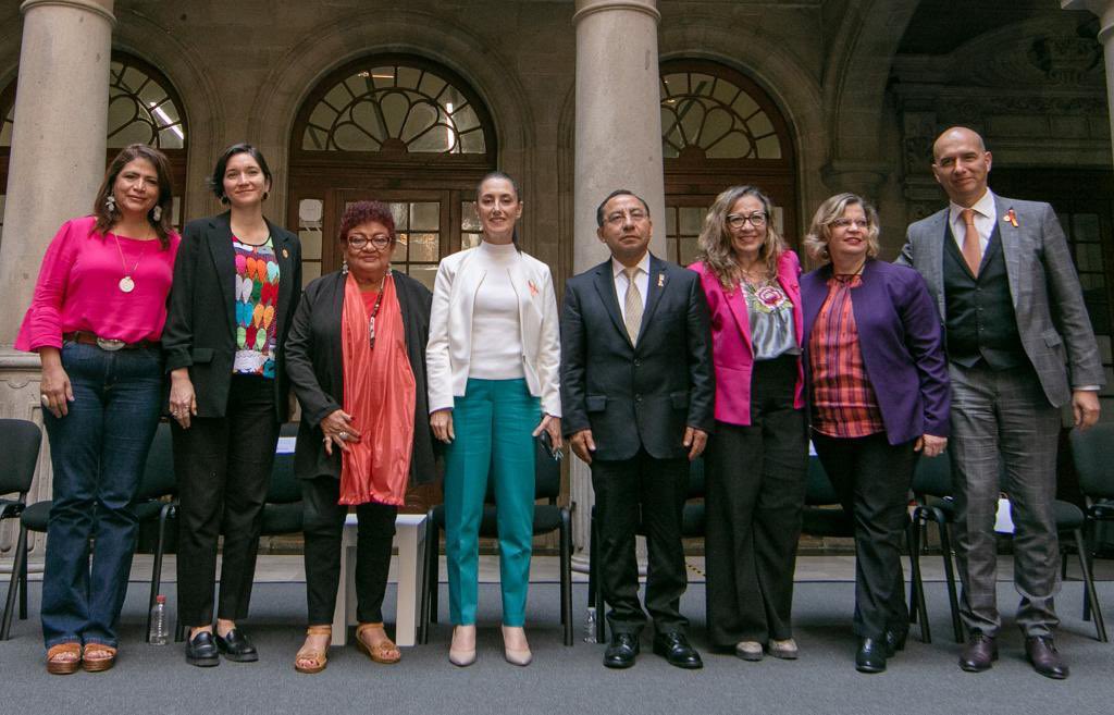 GobCDMX's tweet photo. La #JefaDeGobierno informó que la capital del país registra una reducción del 28% en muertes violentas de mujeres y un aumento del 62% en el número de agresores vinculados a proceso (ene-sep 2020 vs ene-sep 2022).
#EnAlertaPorTi https://t.co/u6FdJOpWSs