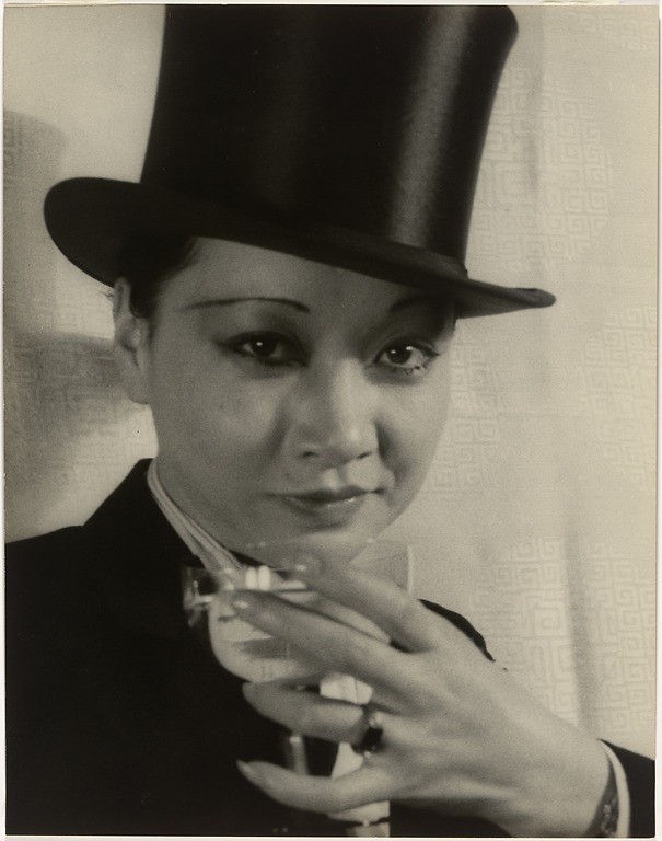 Appearing in more than 60 films, Chinese American star Anna May Wong spoke up against the often stereotypical roles available to her. With a new quarter, she becomes the first Asian American on U.S. currency. 📷: Carl Van Vechten, 1932. © Carl Van Vechten Trust. @smithsoniannpg
