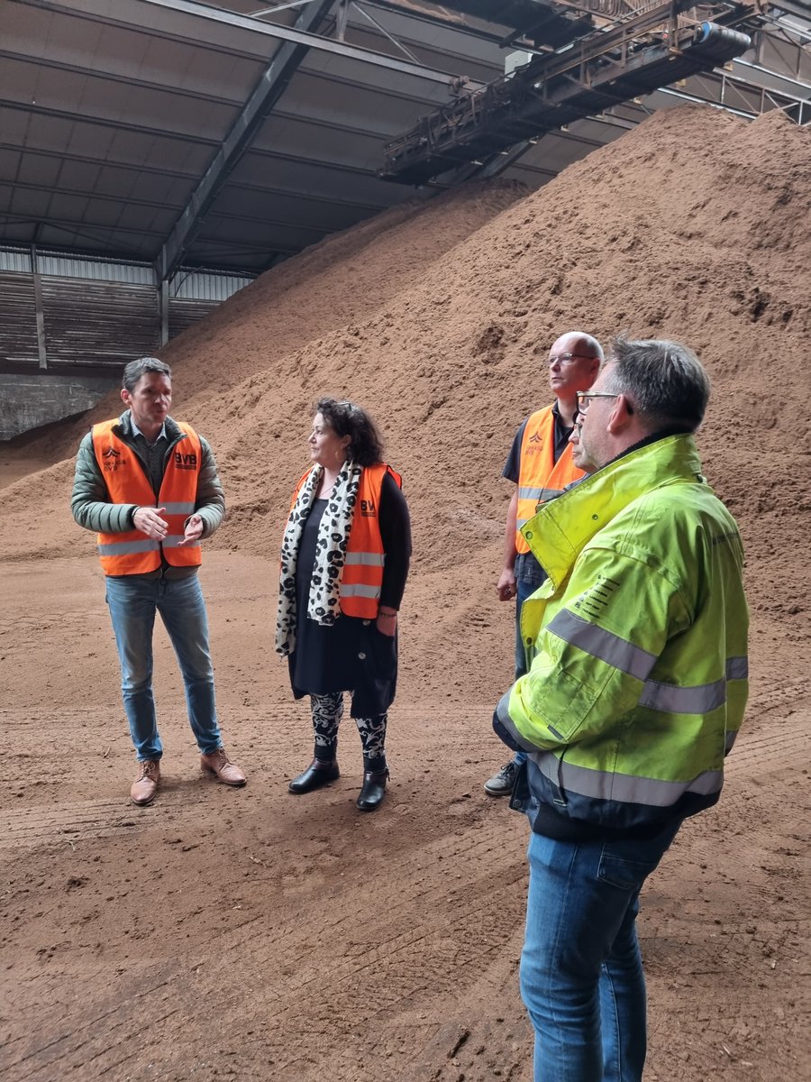 HanHdeGroot's tweet photo. Vandaag was @BoerBurgerB namens de substraatsector @vpn_de te gast bij #kekkila-bvb. Dank voor jullie bezoek @lientje1967 en dank voor de gastvrijheid @marckhagen. Goed gesprek over de milieu-impact van substraten in de keten, hernieuwbare grondstoffen en verantwoorde veenwinning https://t.co/x8ybGYtvme