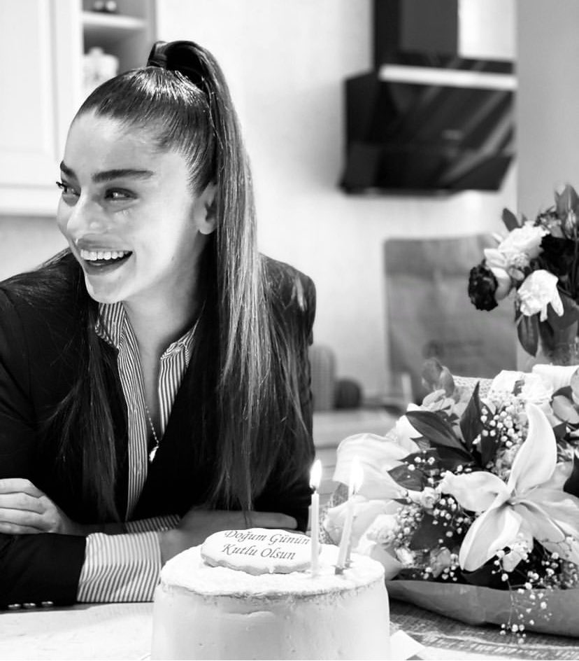 İyi ki doğmuş. :)
Ayça Ayşin Turan...