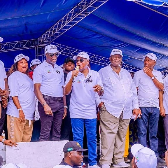 GboyegaOyetola's tweet photo. This morning, I led thousands of stalwarts of our great party, the @OfficialAPCNg in Osun on a solidarity walk of 11km through major streets of the metropolis in support of the party's presidential candidate, @officialABAT and his running mate, Senator @KashimSM https://t.co/6XqmoUSHjK