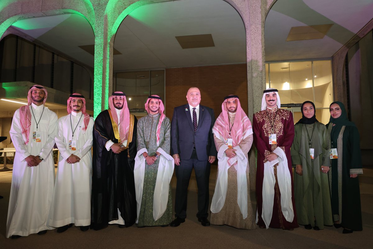 sscatasu's tweet photo. اُختتم حفل #اليوم_الوطني_السعودي_92 بأداء العرضة النجدية وشكر الملحق للقائمين على الحفل. https://t.co/A2aAfbLejM