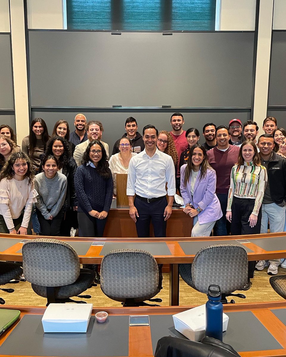 acfdominguez's tweet photo. Feeling incredibly grateful for having been able to spend time with former HUD Secretary @JulianCastro as he spoke about his experience going into public service and inspired us to find ways to uplift the people around us. Huge thanks to Harvard Alianza for hosting the event! https://t.co/l05mvdr7pA