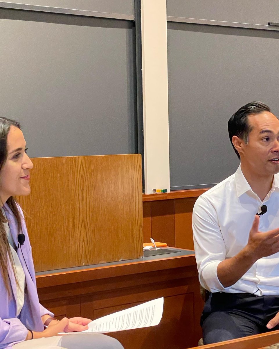 acfdominguez's tweet photo. Feeling incredibly grateful for having been able to spend time with former HUD Secretary @JulianCastro as he spoke about his experience going into public service and inspired us to find ways to uplift the people around us. Huge thanks to Harvard Alianza for hosting the event! https://t.co/l05mvdr7pA