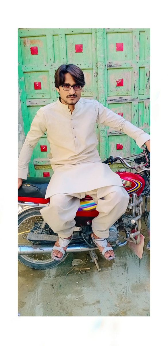MalikShebi007's tweet photo. منزلوں کو خبر ہی نہیں سفر نے کتنا کچھ چھین لیا ہم سے🖤 https://t.co/TcDPsqeUfZ