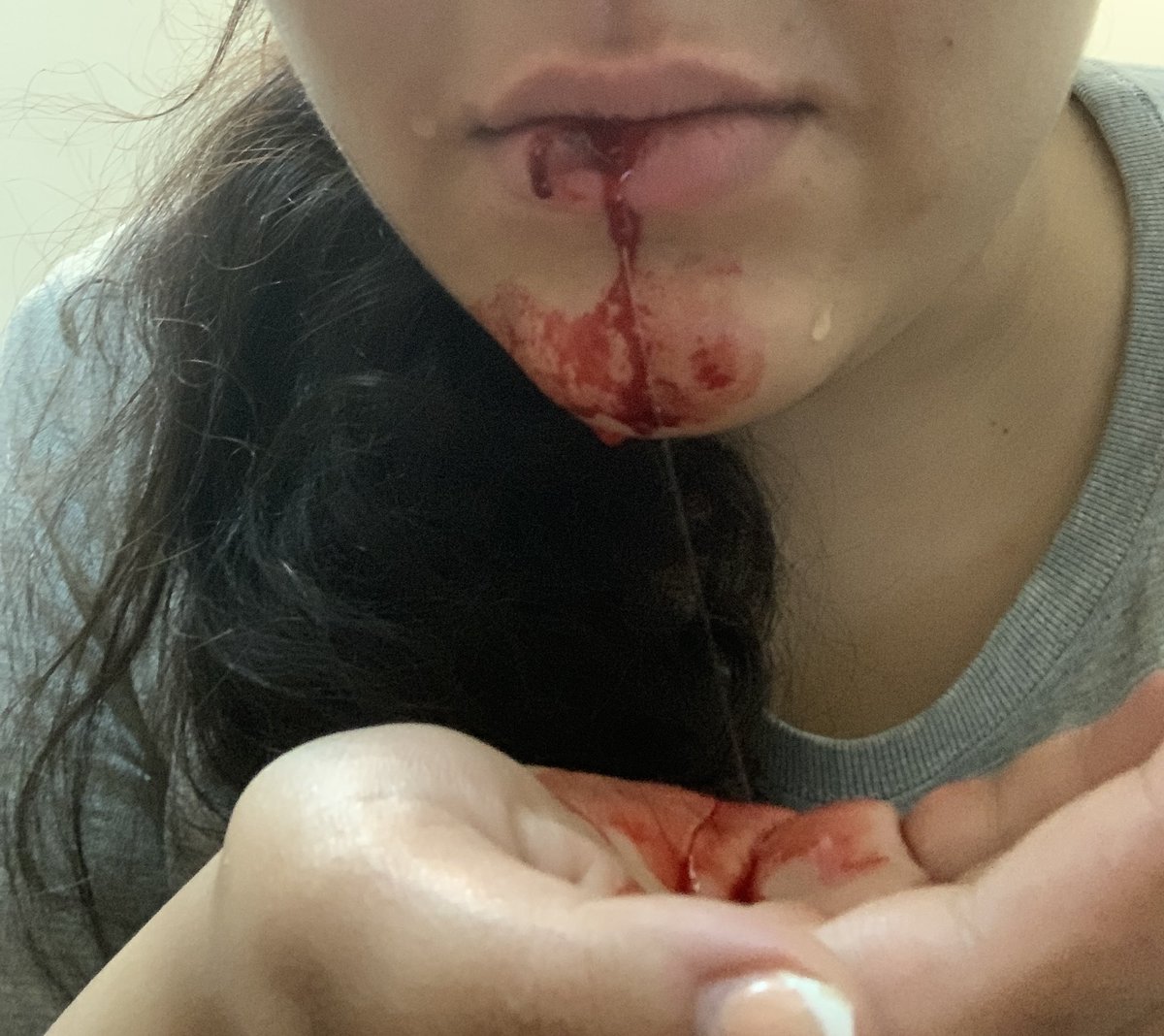 دوثانیه پیش تویت زدم یادتونه ؟؟؟
راجبش با مادرم بحثم شد با لیوان زد تو دهنم
ما دوتا انقلاب خواهیم داشت!!!دوتا!!!
#مهسا_امینی