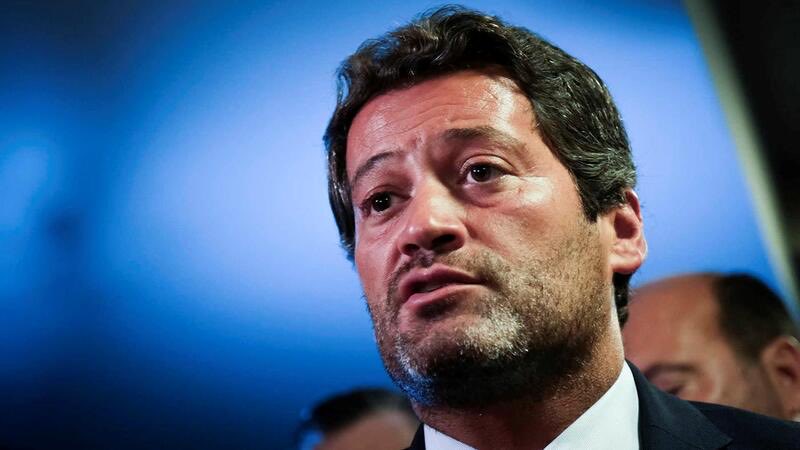 Politica24PT's tweet photo. Ventura: “Os 125 euros não podem ser gastos em whisky, tabaco e drogas” 🚬🥃 https://t.co/jUTbQkz8qG