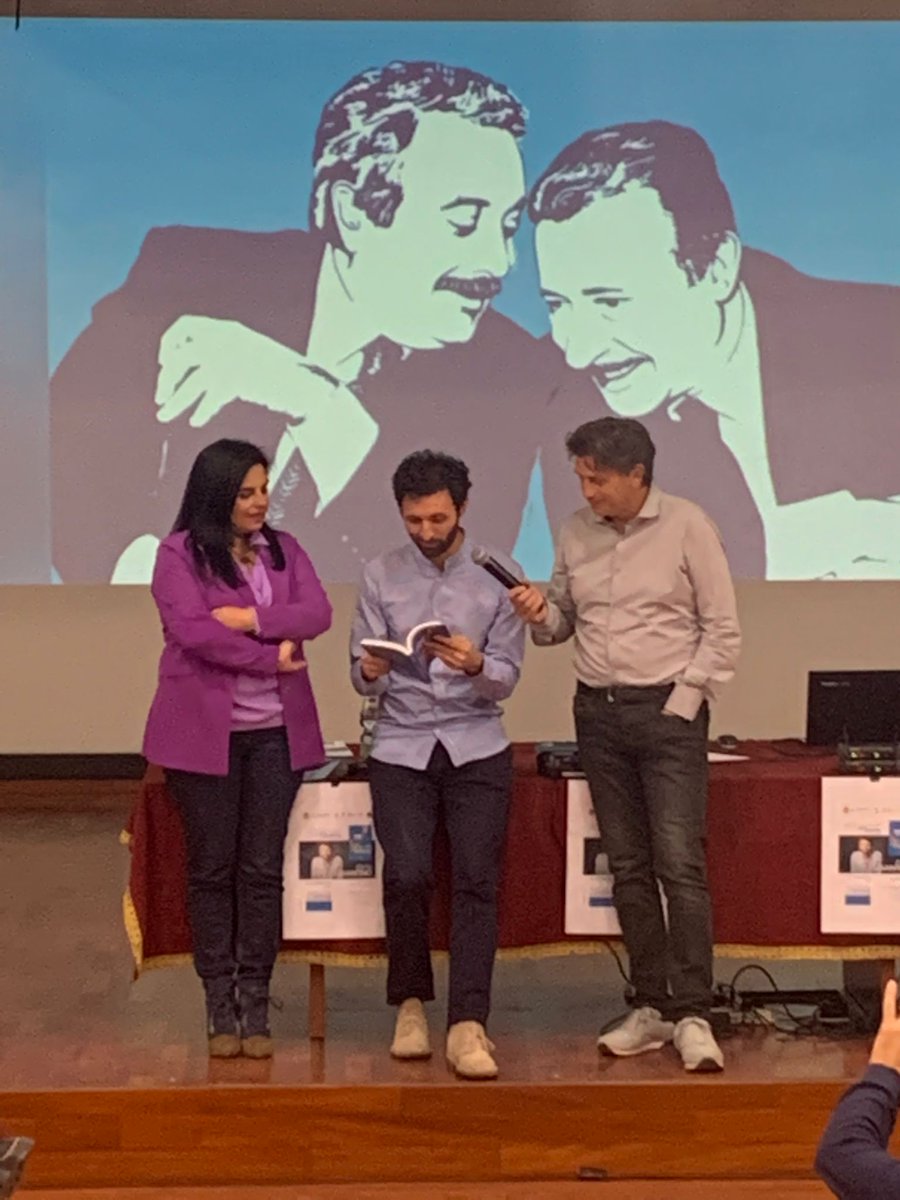 carlabonfitto1's tweet photo. Entusiasmo e teatro stracolmo! ☀️
Dopo la rassegna #paginedautore, @LevantinoDario ritorna a San Marco in Lamis. A scuola con #ilcanedifalcone @FaziEditore @ubikfoggia. https://t.co/uyE61vi9a9