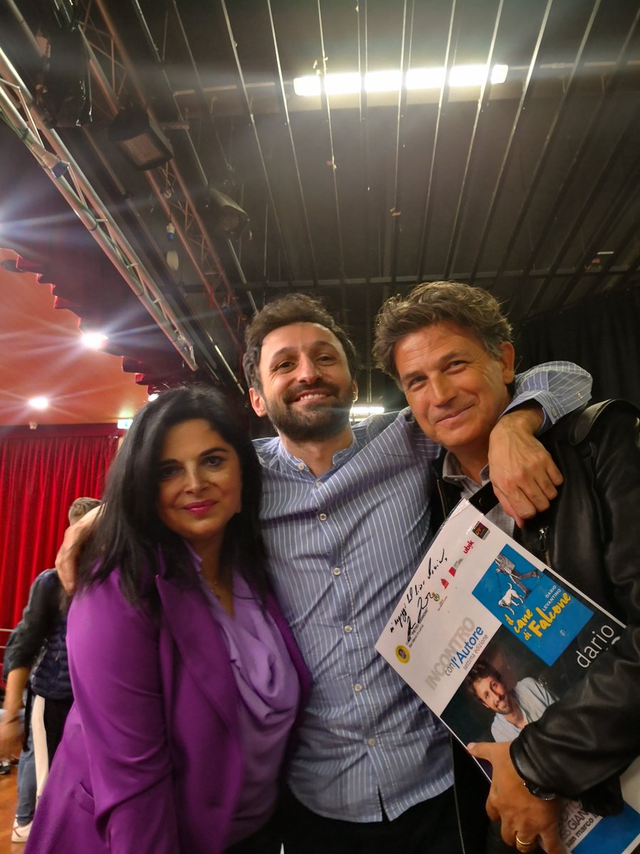 carlabonfitto1's tweet photo. Entusiasmo e teatro stracolmo! ☀️
Dopo la rassegna #paginedautore, @LevantinoDario ritorna a San Marco in Lamis. A scuola con #ilcanedifalcone @FaziEditore @ubikfoggia. https://t.co/uyE61vi9a9