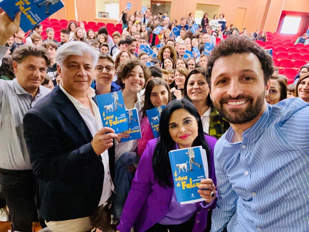 carlabonfitto1's tweet photo. Entusiasmo e teatro stracolmo! ☀️
Dopo la rassegna #paginedautore, @LevantinoDario ritorna a San Marco in Lamis. A scuola con #ilcanedifalcone @FaziEditore @ubikfoggia. https://t.co/uyE61vi9a9