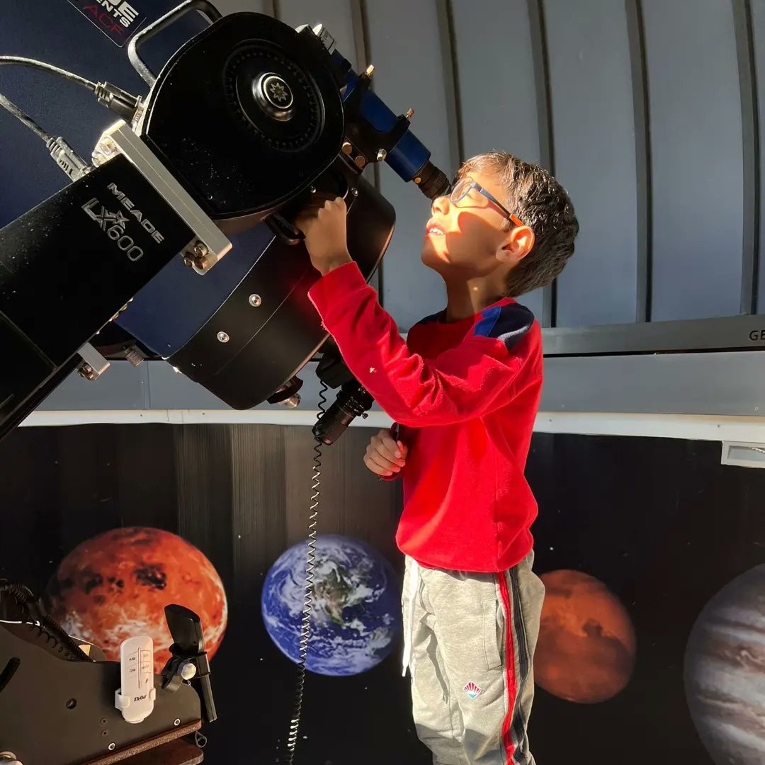 Bugün gerçekleşen "Parçalı Güneş Tutulması"nı ilkokul, ortaokul ve lise öğrencilerimiz ile birlikte uzay gözlemevimizde büyük bir ilgi ile gözlemledik.