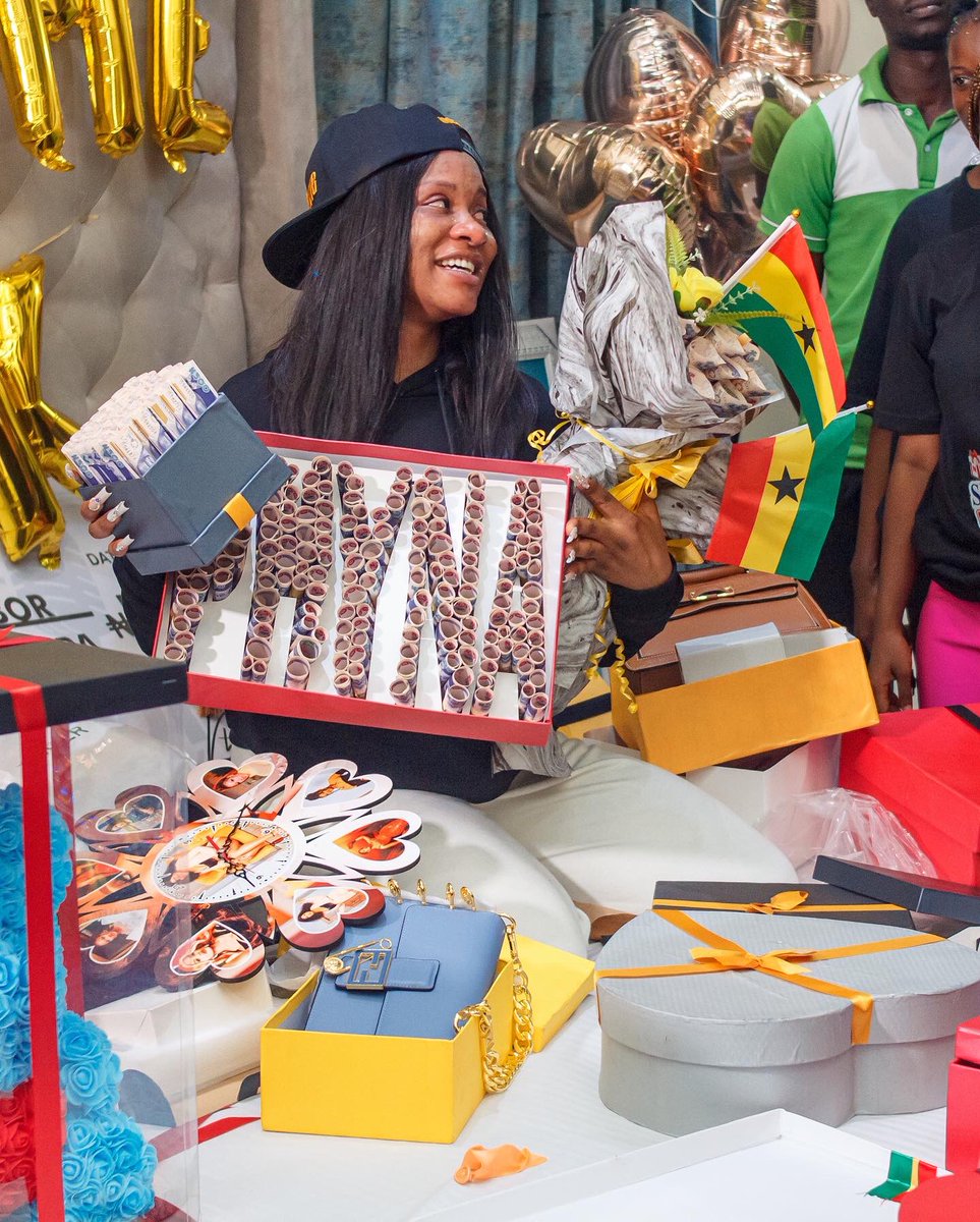 Rex_visuals's tweet photo. Great Moments of @unusualphyna ‘s surprise gift presentation 
📸 @Rex_visuals #PhynaTheElephant𓃰 #Phyna #UnusualPhyna #unusualphyna https://t.co/5DBHTUEwrt