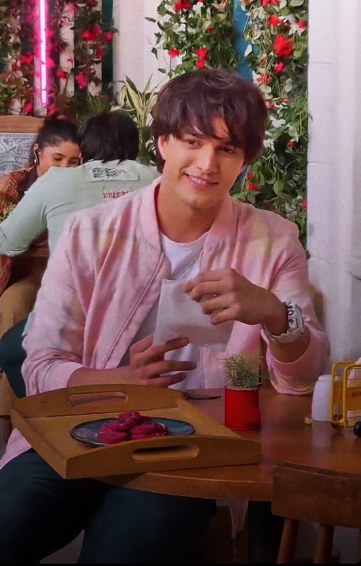 Its trending with more than 20K tweets. What a great start of his bday!!! 

He is not in any big project since 1 year but look at the hype.. N the love he is getting.. MaShaAllah

N our boy cut his first bday cake..want more pics

HAPPY BIRTHDAY MOHSIN
#HappyBirthdayMohsinKhan