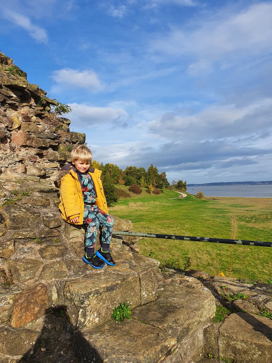 leoniegray86's tweet photo. Visit to Fflint Castle in the Autumn sun. https://t.co/HfRKCZejN7