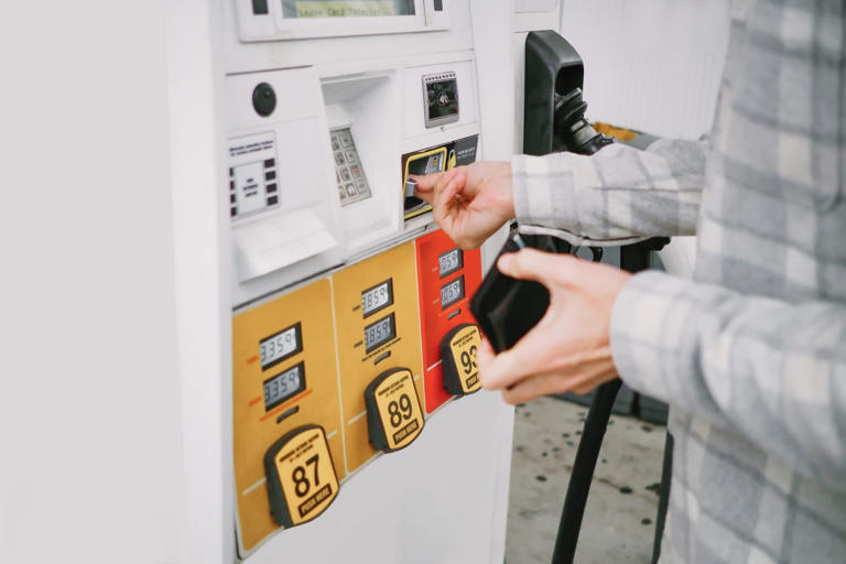 RobertSiciliano's tweet photo. How to Spot a Credit Card Skimmer at Gas Pumps #RobertSiciliano a #securityawareness expert. #protectnow #protectnowllct #security #securityawarenesstraining #securityawarenessexpert #cybersecuritytraining #CybersecurityAwareness
https://t.co/S4H3JOrABN https://t.co/PCcl3jG0BD