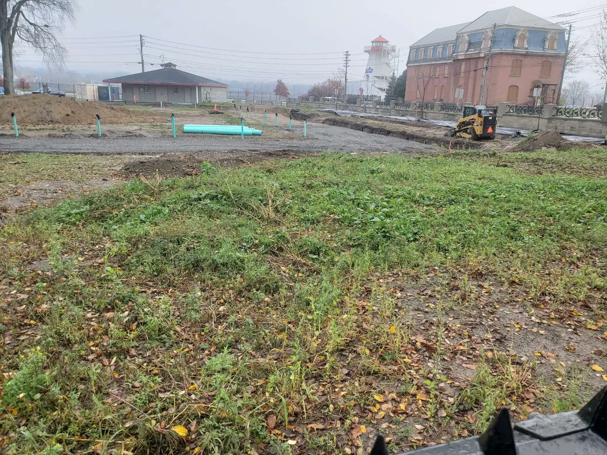 square_save's tweet photo. For those curious about the ongoing destruction of the heritage in the Military Compound National Historic Site/Wolastoq National Historic Site/Military Compound Provincial Heritage Place/Officers' Square Provincial Heritage Place, here's a few photos.
#fredericton #newbrunswick https://t.co/oUSDd8xRFi