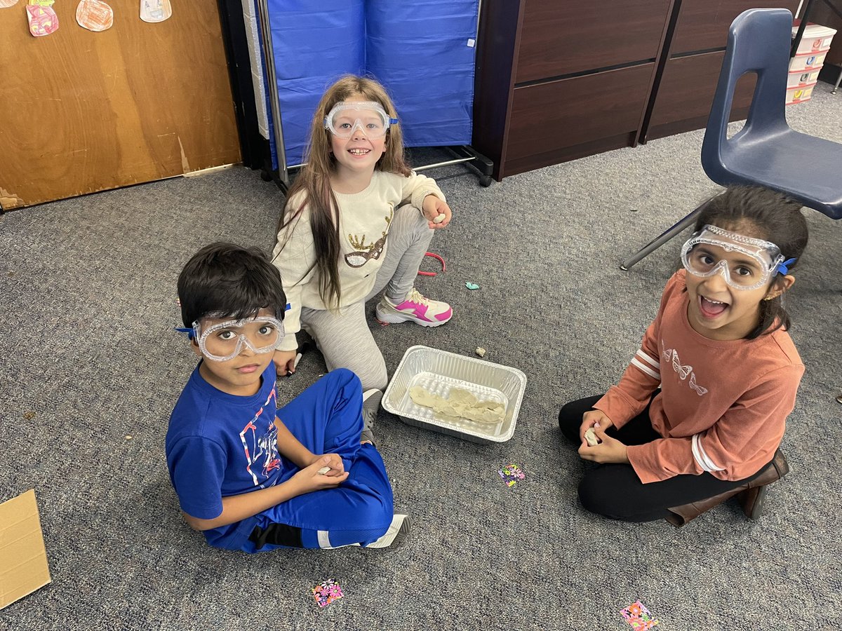 MissBKinder_SS's tweet photo. Everyone say LANDFORMS! 🌋⛰🌊Creating our own landforms out of clay. The kids love it and are so creative! #sciencerocks #landforms #playwithclay #createwithclay #safteyfirst 🥽
@Jen1Curry @kristymc24 https://t.co/663BrOuBwg
