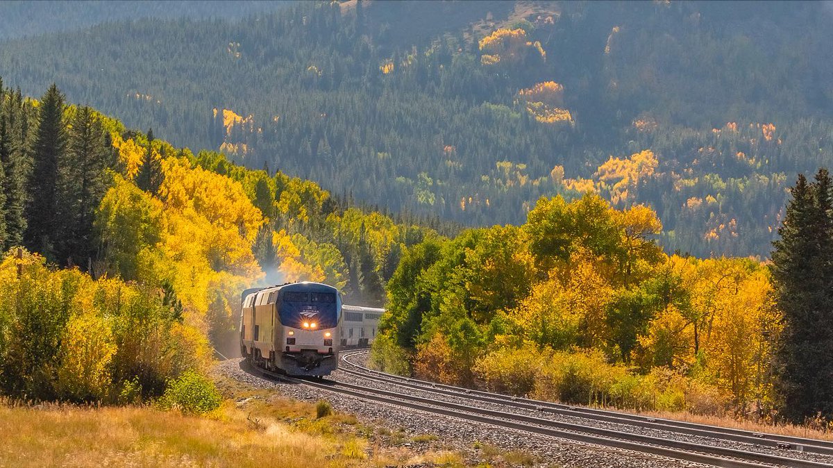 Escape through golden landscapes, across snow-capped mountains and along scenic coasts with the USA Rail Pass. 🗺 10 ride segments and 30 days provides the most epic 'road trip': bit.ly/3FoHgFA 📷: @ Coloradorailphotographer (on IG)