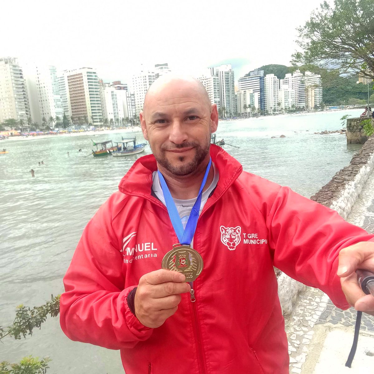 ZamoraJulio's tweet photo. ¡Nuestro vecino y trabajador municipal @gustavo_bal hizo vibrar #Brasil y se consagró como nuevo campeón sudamericano de Kickboxing en la categoría Master! Gracias por tu entrega y sacrificio para llevar el deporte de #Tigre a lo más alto del continente. #OrgulloTigrense https://t.co/xnctUJ73OI