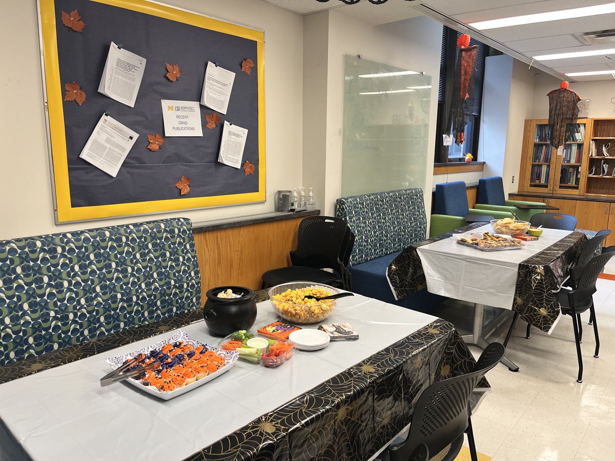 UMBiophys's tweet photo. Our first Biophysics tea is back!! And its spooky! Come join us at 3 pm in the Biophysics student lounge
#HalloweenTea #UMBiophysics #GoBlue https://t.co/pEk8HGq5vU