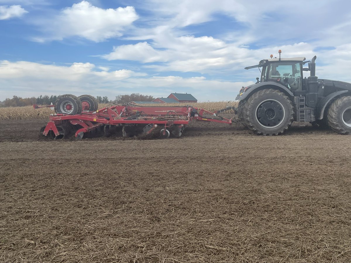 Great day for a demo of the Horsch Tiger 5 MT. Mixing manure into soybean stubble and leaving a very consistent finish.  <a href="/HorschOntario/">HORSCH Ontario</a> <a href="/HORSCH_Canada/">HORSCH_Canada</a> <a href="/GoorBrent/">Brent Vande Goor</a> <a href="/Willmorris7Will/">Will Morris 🇨🇦🏴󠁧󠁢󠁷󠁬󠁳󠁿</a>