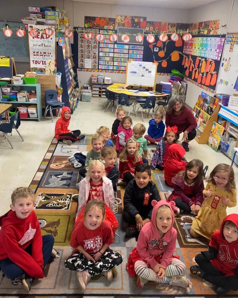 Kindergarten students in Mrs. Ricketts class wore red today to take a stand against drugs and bullying! #MightyOakSTRONG #hookeroakrocks #redribbonweek instagr.am/p/CkJZPRMpl-b/