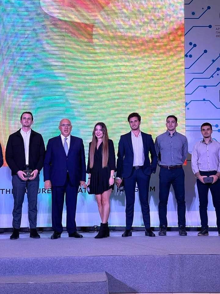mpapad100's tweet photo. 📍Διεθνής διαγωνισμός @Huawei #SeedsForTheFuture
🎓 Στην τελετή βράβευσης Ελλήνων φοιτητών

Η συμμετοχή των πανεπιστημίων μας στην παγκόσμια εκπαιδευτική πρωτοβουλία μου δίνει ελπίδα ότι η χώρα είναι παρούσα με ίσους όρους στις μελλοντικές εξελίξεις στην οικονομία &amp; την επιστήμη https://t.co/hbzk5wJA5y