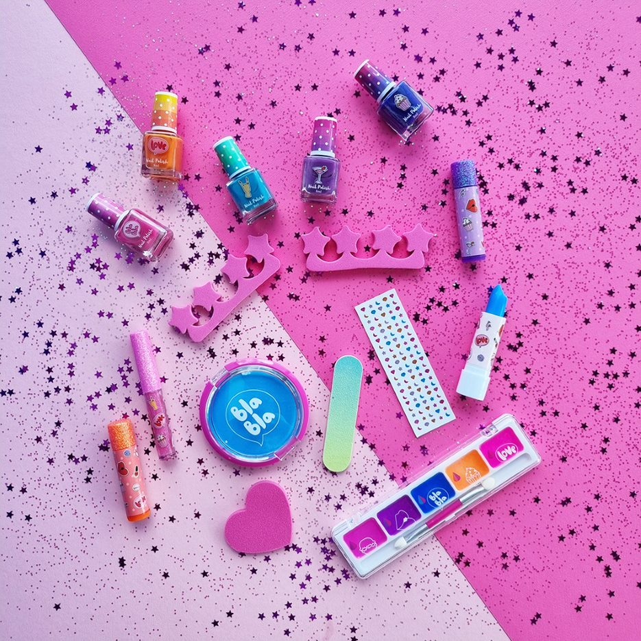 Imports_Dragon's tweet photo. Ready! Start! Score! ❣️ This make-up starter kit💄 is a set full of real makeup! Perfect for anyone who is starting out with makeup or as a gift 🤩
.
.
.
#createit #createitbeauty #makeup #cosmetics #beauty #makeuplooks #beautyqueen #makeupparty #makeupforkids #lovemakeup https://t.co/pZXsvYQI0L